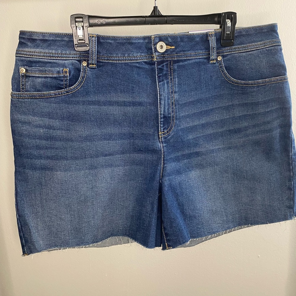 BNWT: Macy’s INC brand dark wash denim shorts. Sz: 18
